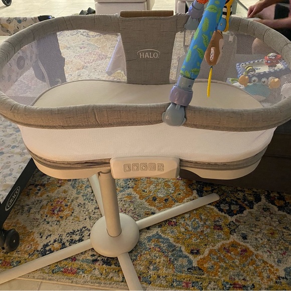 Halo bassinet , mamaroo and dockatot - Picture 3 of 8